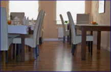 Laminatverlegung mit lackierten Sockelleisten