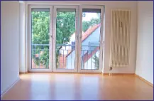 Laminatverlegung mit lackierten Sockelleisten